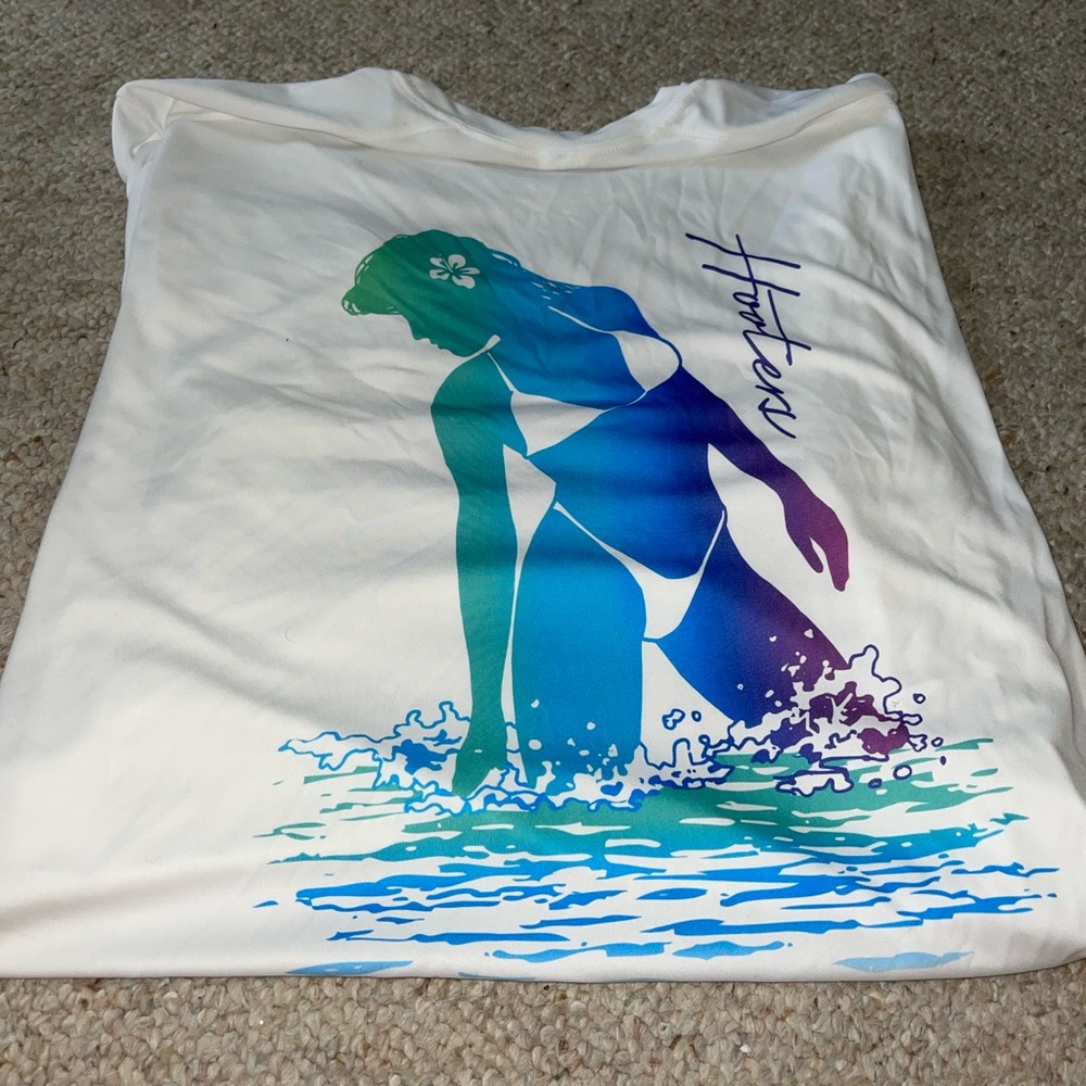 Hooters White and Blue Short Sleeve Tee with Dynamic Design SPF50 unisex